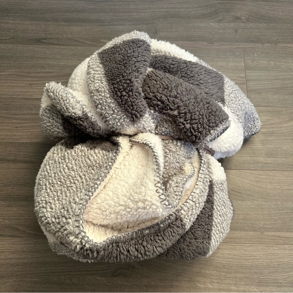 Hometrends Cozy Gray and Cream Sherpa Blanket